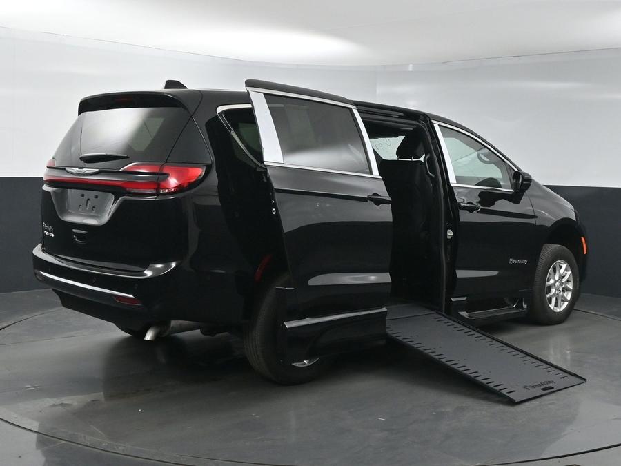 New 2025 Chrysler Pacifica Select Safety - BraunAbility Side Entry Entry In Floor Automatic Ramp