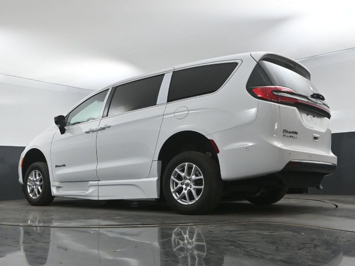 White Chrysler Pacifica image number 20