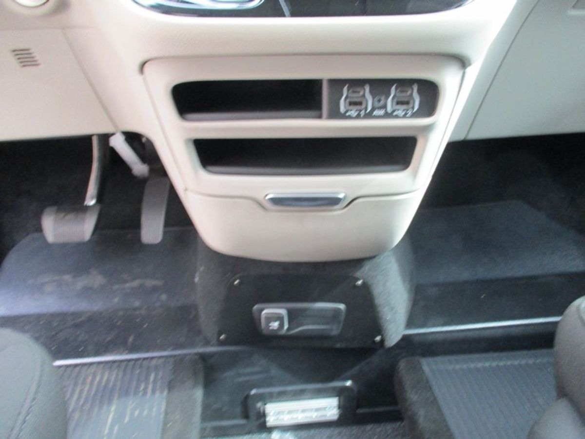 White Chrysler Voyager image number 18