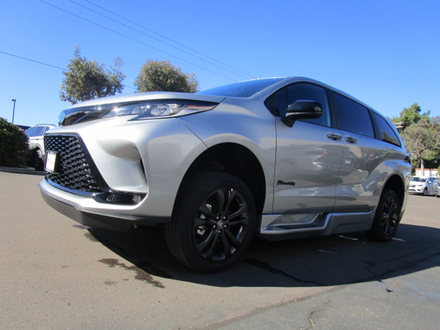 New 2025 Toyota Sienna Hybrid XSE - BraunAbility Side Entry Entry Fold Out Automatic Ramp