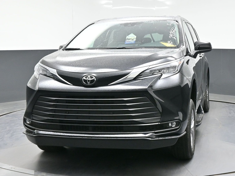 New 2026 Toyota Sienna Hybrid XLE Base - BraunAbility Side Entry Entry Fold Out Automatic Ramp