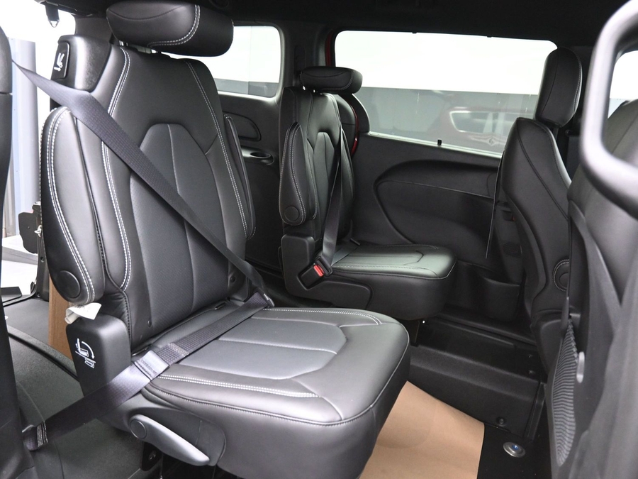 Red Chrysler Voyager image number 12