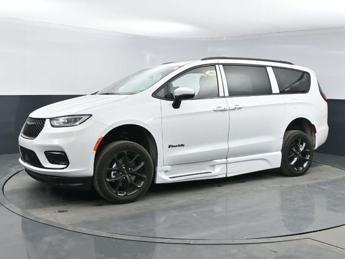 White Chrysler Pacifica image number 20