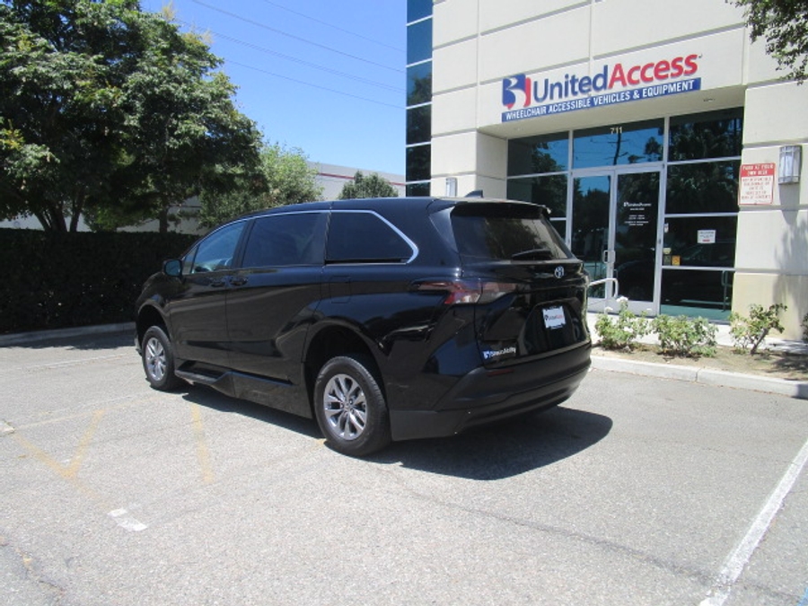 Used 2024 Toyota Sienna Hybrid LE Base - BraunAbility Side Entry Fold Out Automatic Ramp