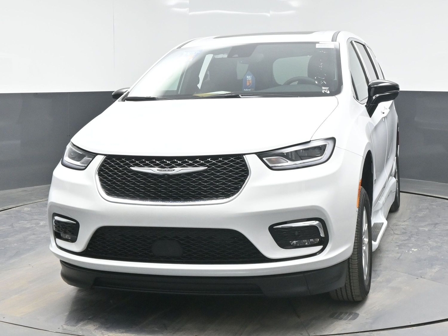 White Chrysler Pacifica image number 1