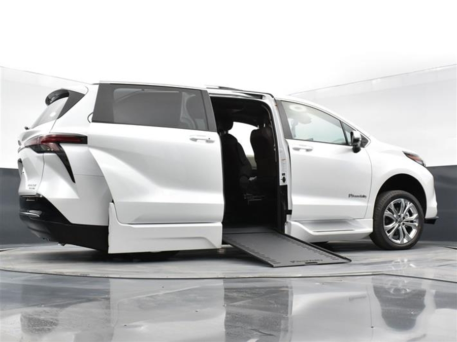 New 2025 Toyota Sienna Hybrid Platinum - BraunAbility Side Entry Entry Fold Out Automatic Ramp