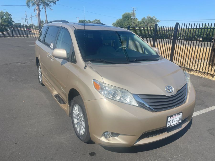 Used 2013 Toyota Sienna XLE Base - BraunAbility Side Entry Entry Fold Out Automatic Ramp