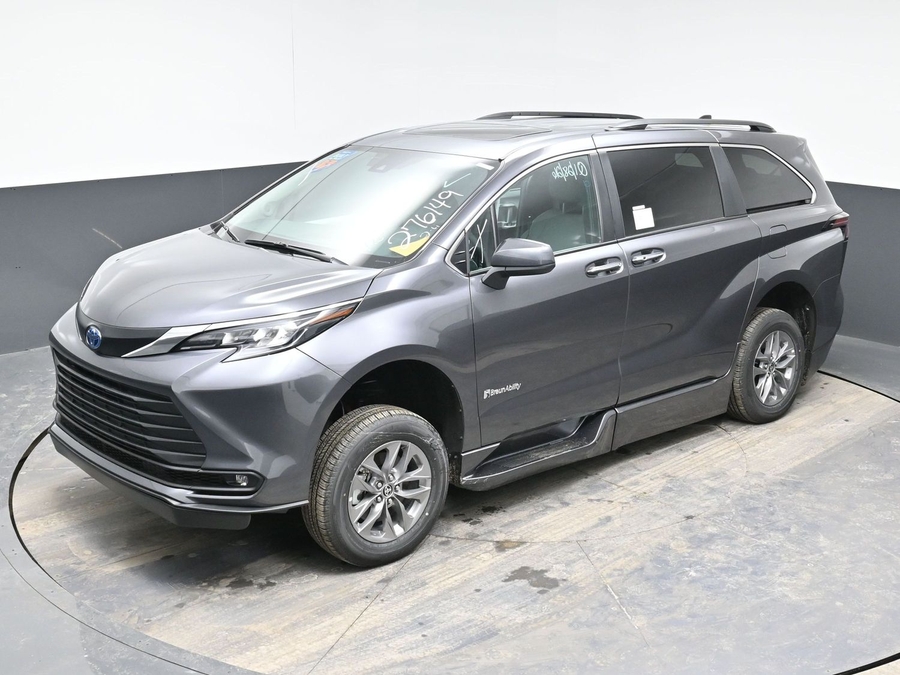 Grey Toyota Sienna image number 23