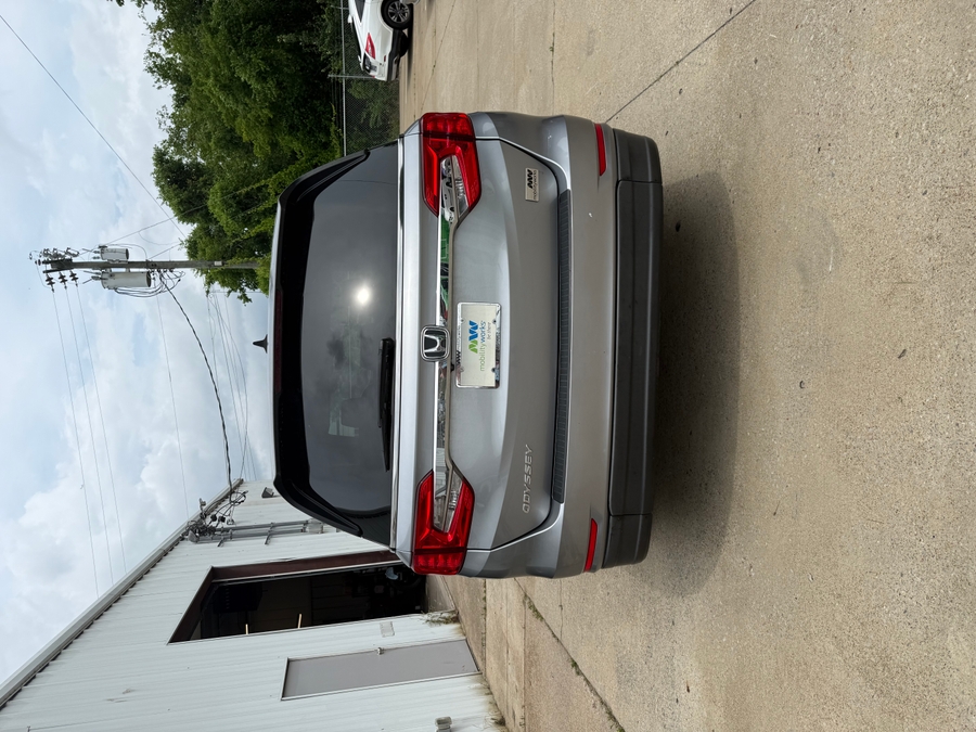 Silver Honda Odyssey image number 1