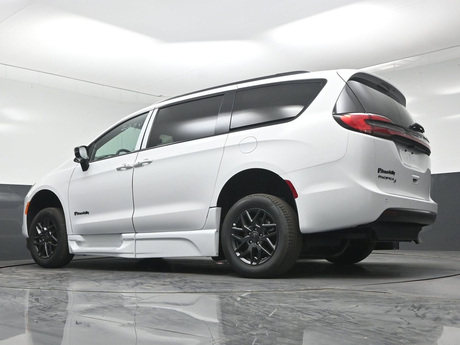 New 2027 Chrysler Pacifica Select Sport - BraunAbility Side Entry Fold Out Automatic Ramp