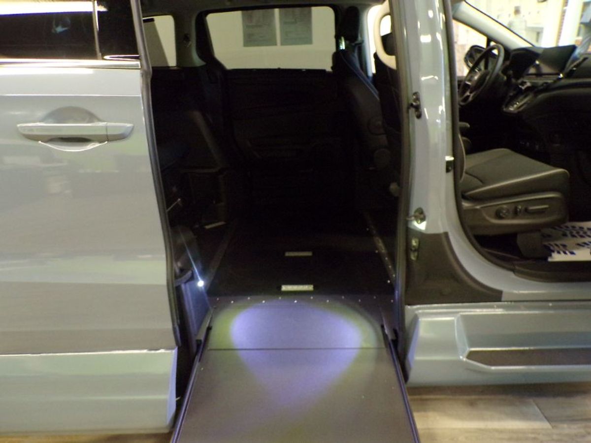 Grey Honda Odyssey image number 9