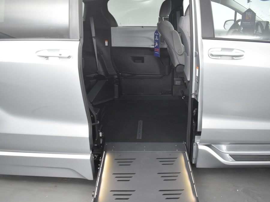 New 2025 Toyota Sienna Hybrid LE - BraunAbility Side Entry Entry Fold Out Automatic Ramp