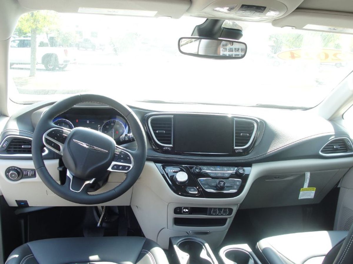 White Chrysler Pacifica image number 9