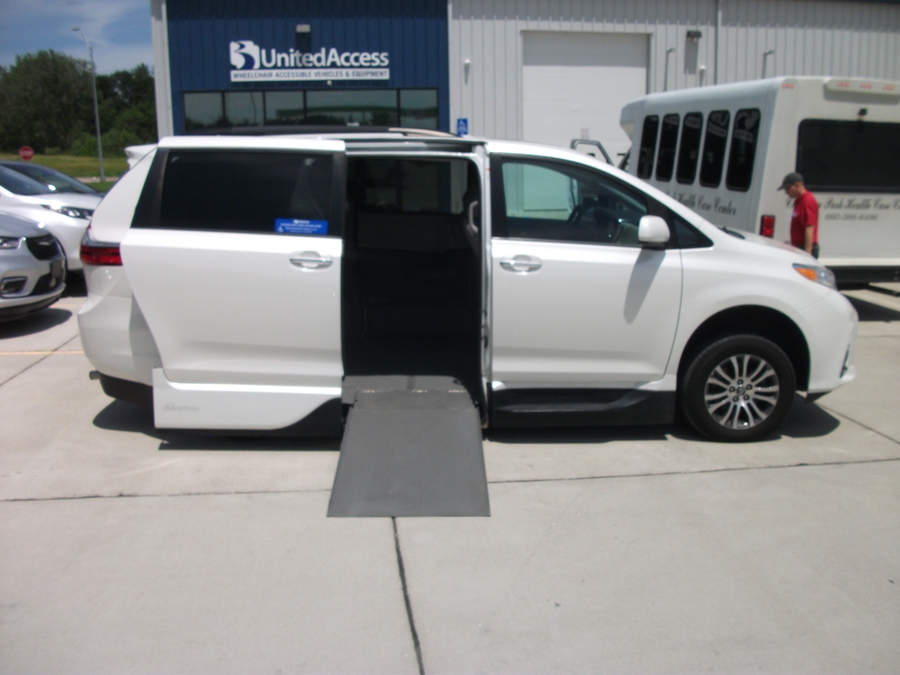 Used 2018 Toyota Sienna XLE - VMI Side Entry Entry In Floor Automatic Ramp