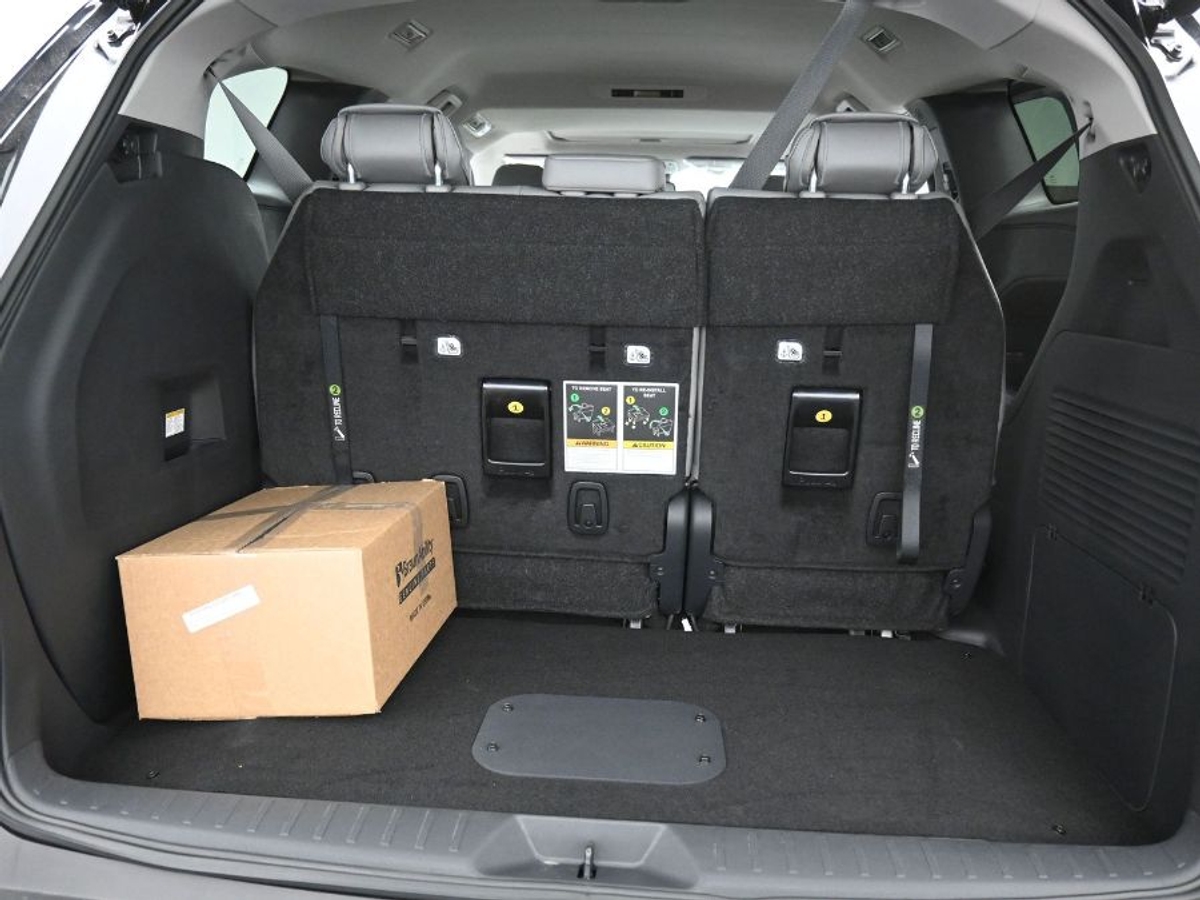 Black Toyota Sienna image number 13