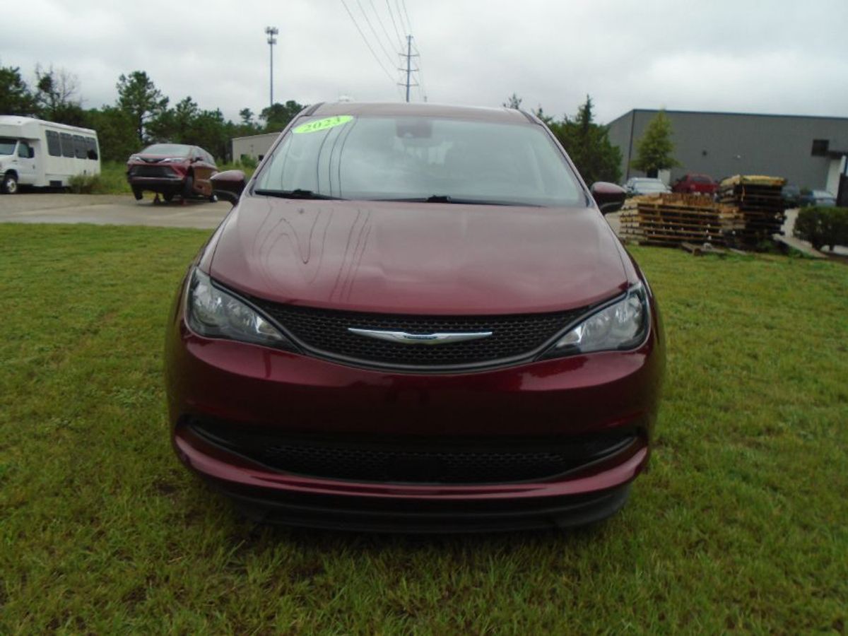 Red Chrysler Voyager image number 38