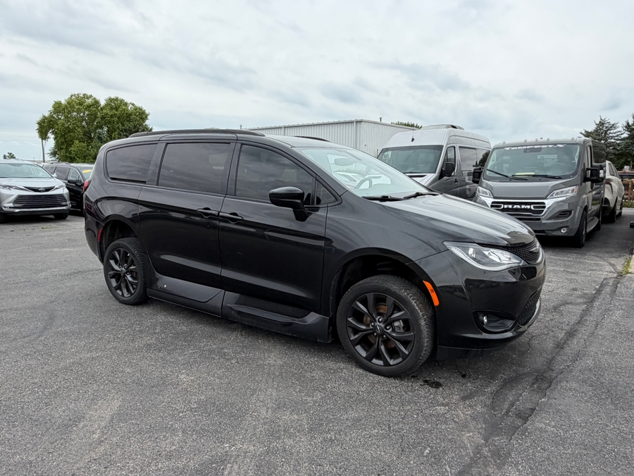 Black Chrysler Pacifica image number 12