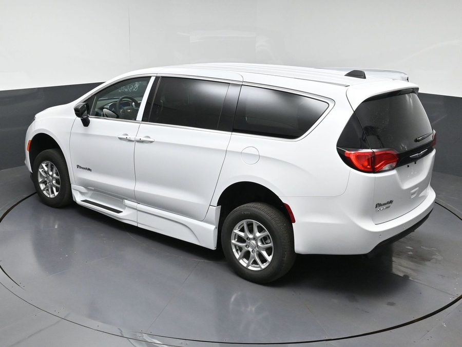 White Chrysler Voyager image number 22