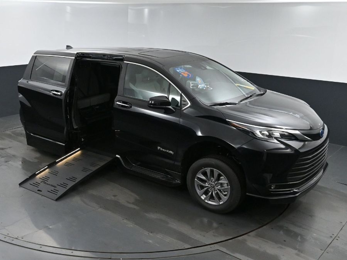 2025 TOYOTA SIENNA - Image 17