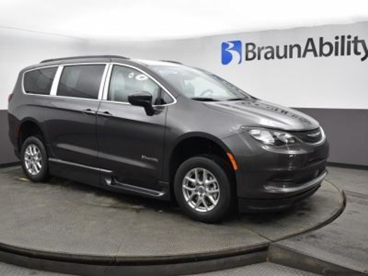 Grey Chrysler Voyager image number 10