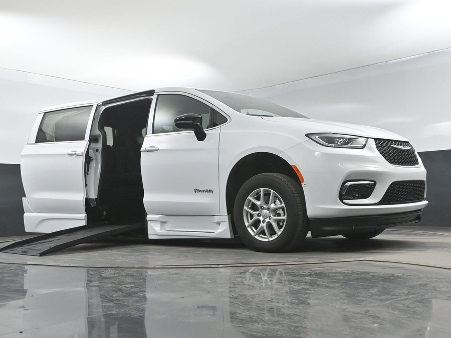 New 2025 Chrysler Pacifica Select Safety - BraunAbility Side Entry Entry Fold Out Automatic Ramp