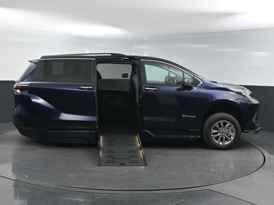 New 2025 Toyota Sienna Hybrid XLE Plus - BraunAbility Side Entry Entry Fold Out Automatic Ramp