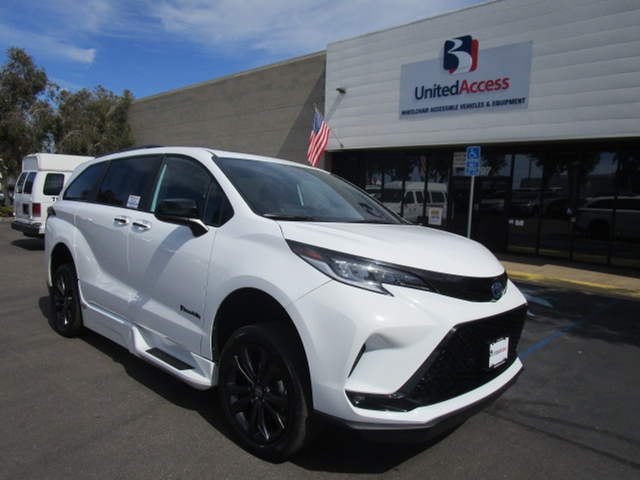 New 2025 Toyota Sienna Hybrid XSE Sport - BraunAbility Side Entry Entry Fold Out Automatic Ramp