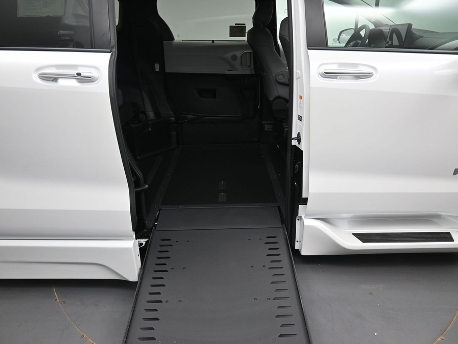 New 2026 Toyota Sienna Hybrid XLE Add - BraunAbility Side Entry Entry In Floor Automatic Ramp