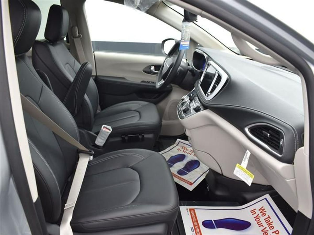 Silver Chrysler Pacifica image number 8