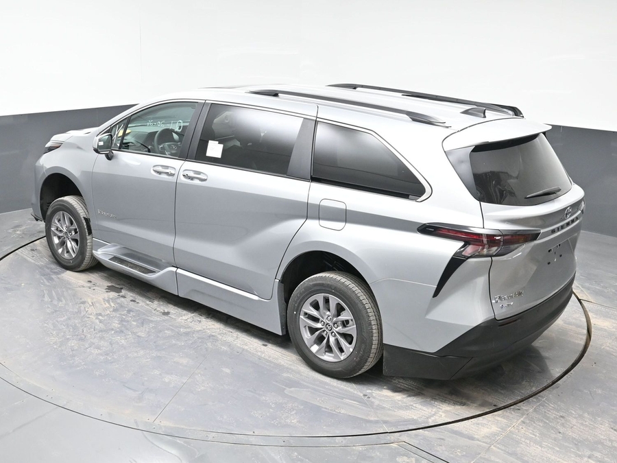 New 2025 Toyota Sienna Hybrid XLE Plus - BraunAbility Side Entry Entry In Floor Automatic Ramp