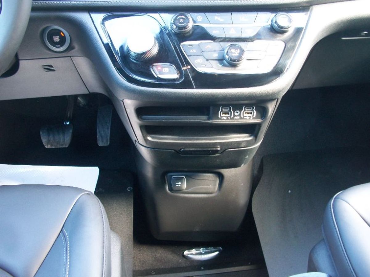 Grey Chrysler Pacifica image number 24