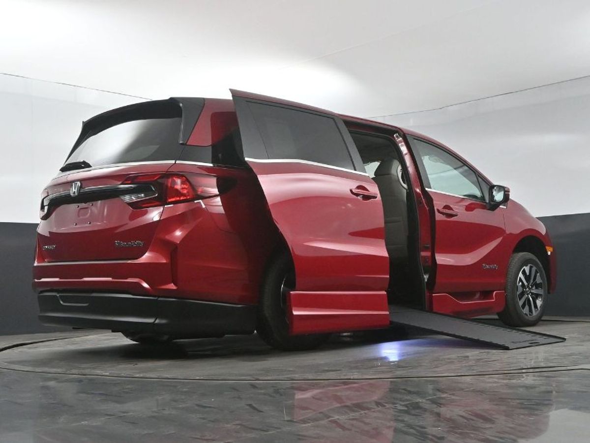 Red Honda Odyssey image number 21