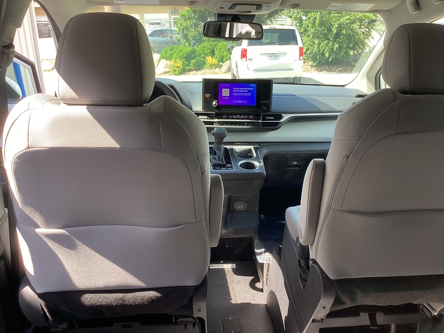 White Toyota Sienna image number 13