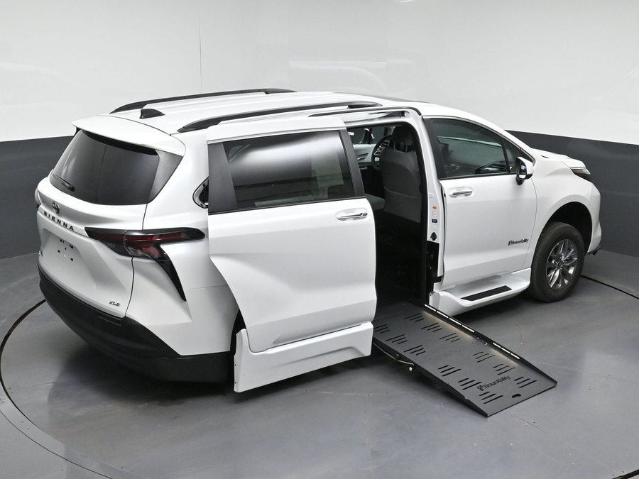 White Toyota Sienna image number 15