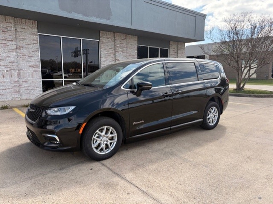 Black Chrysler Pacifica image number 20