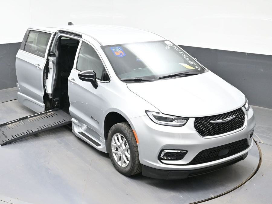 Silver Chrysler Pacifica image number 19