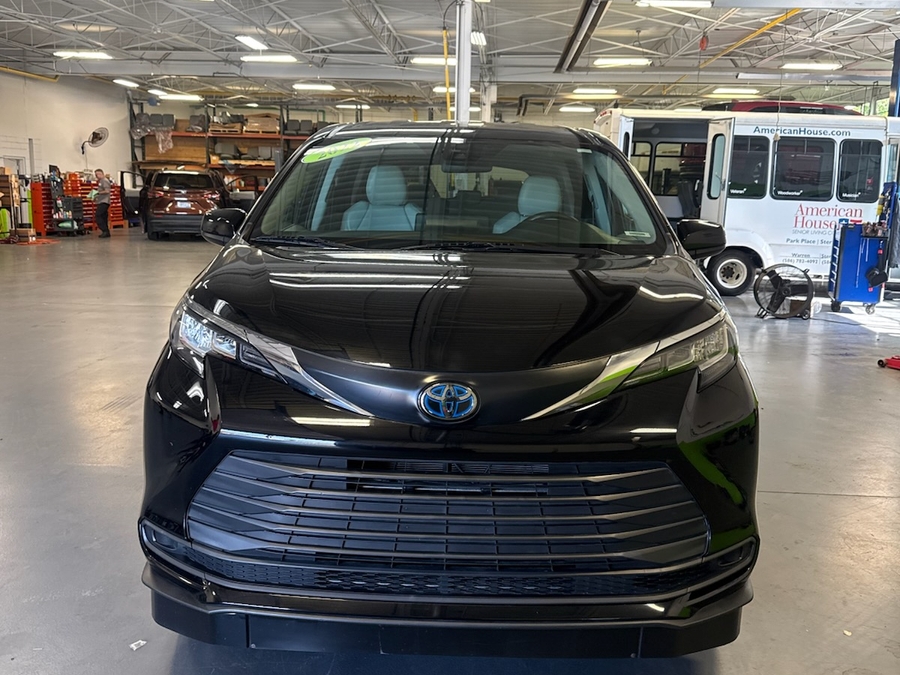 Black Toyota Sienna image number 1