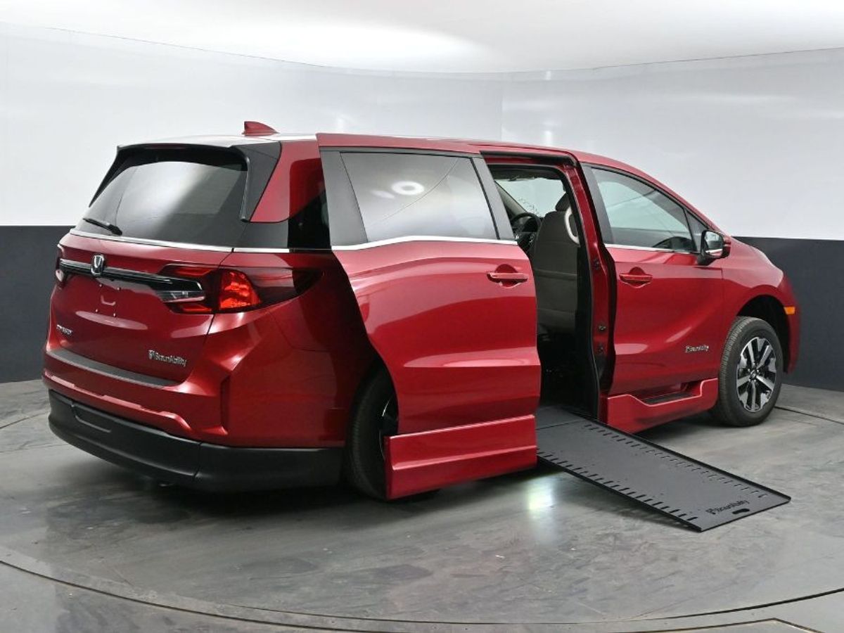 Red Honda Odyssey image number 11