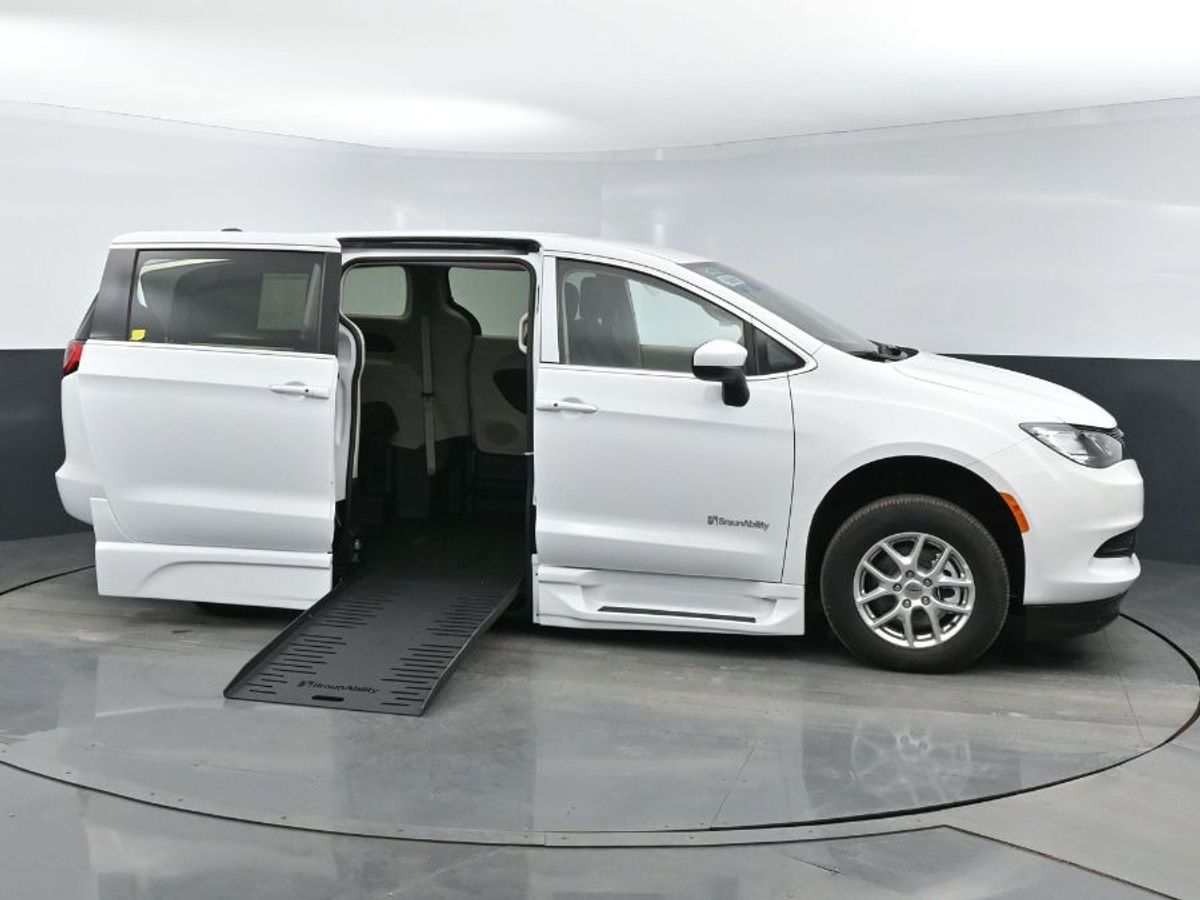 White Chrysler Voyager image number 7