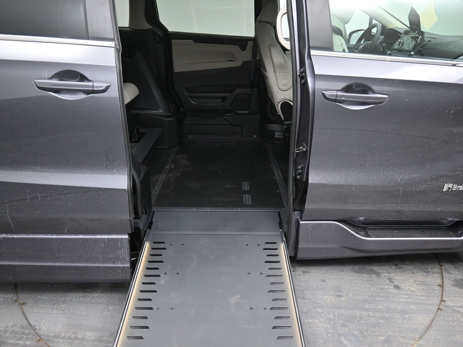Grey Honda Odyssey image number 11