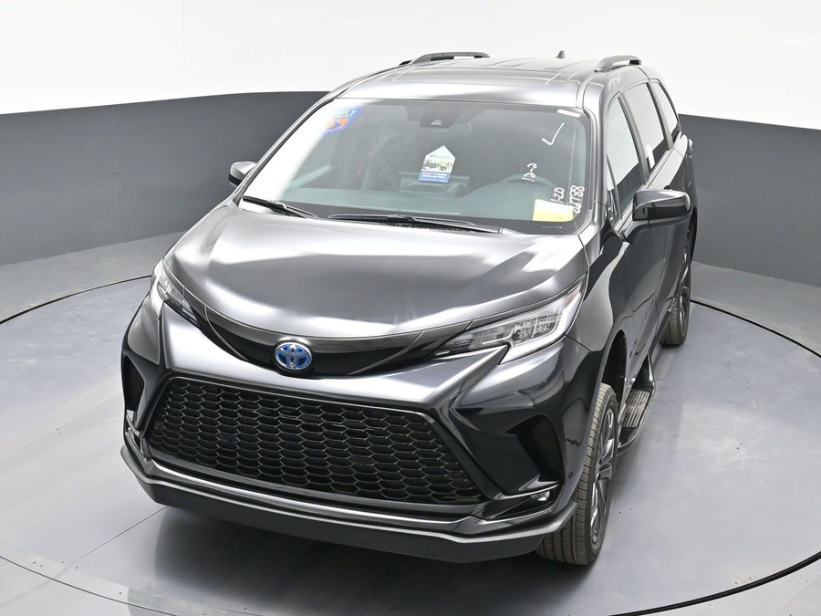 New 2025 Toyota Sienna Hybrid XSE Sport - BraunAbility Side Entry Entry Fold Out Automatic Ramp
