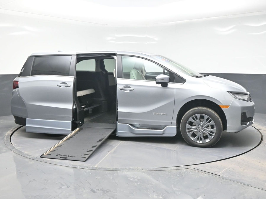 New 2026 Honda Odyssey Touring - BraunAbility Side Entry Entry In Floor Automatic Ramp