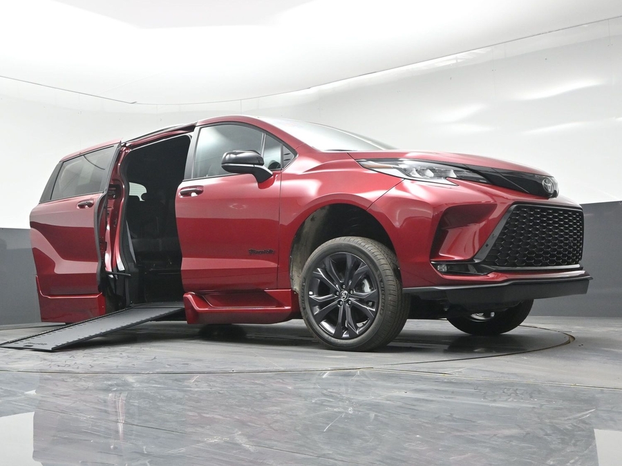 New 2026 Toyota Sienna Hybrid XSE Sport - BraunAbility Side Entry In Floor Automatic Ramp