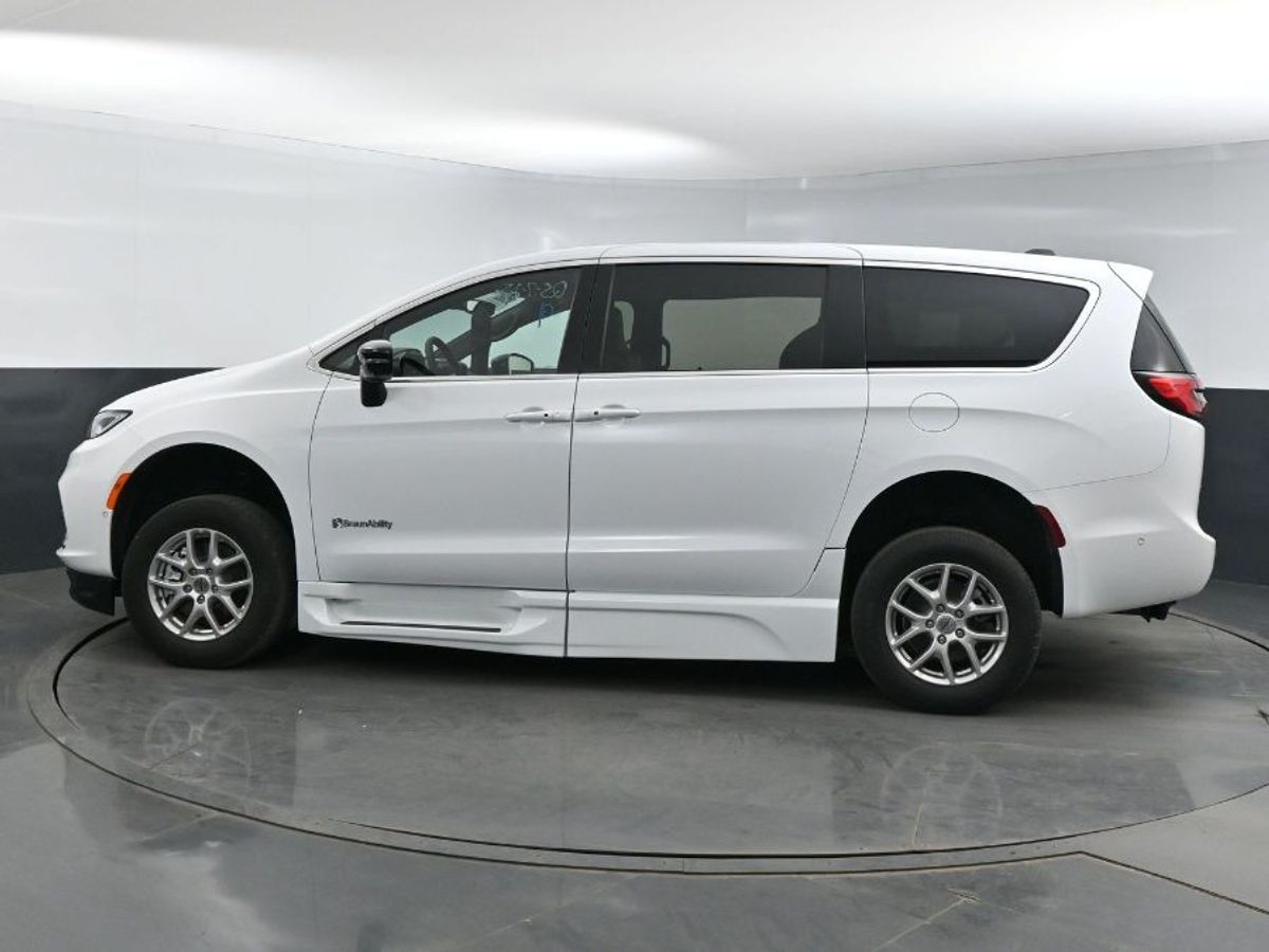 White Chrysler Pacifica image number 20