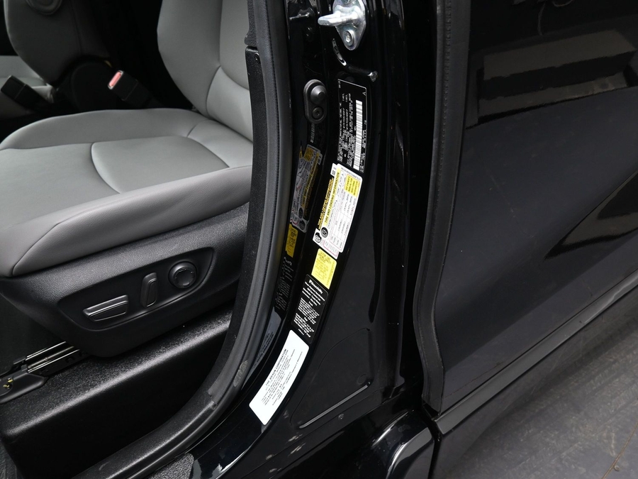 Black Toyota Sienna image number 17