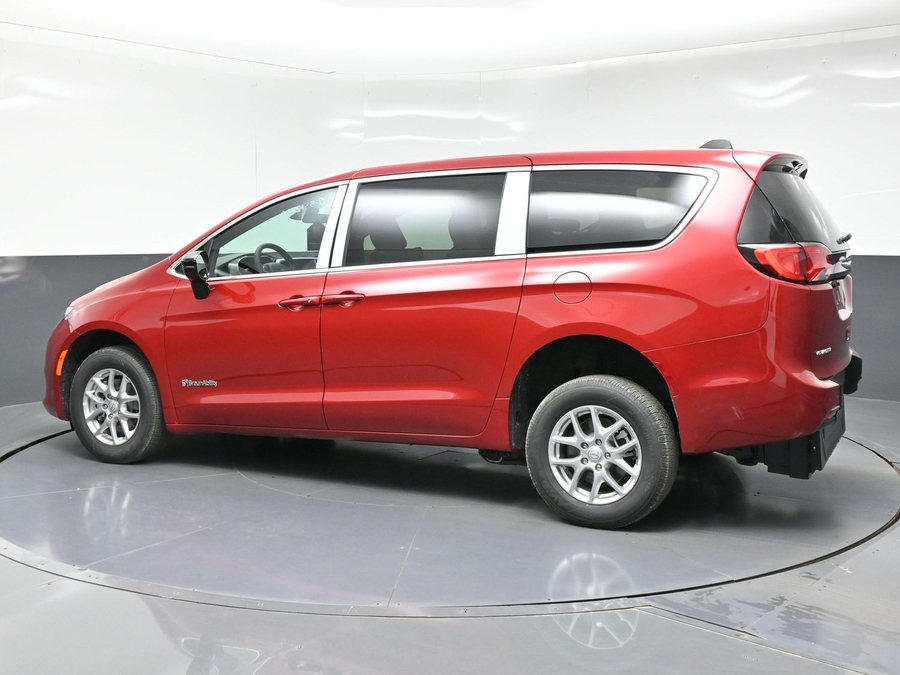 Red Chrysler Voyager image number 2
