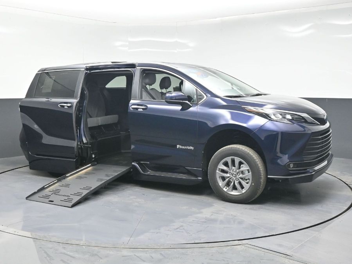 2025 Toyota Sienna XLE's photo