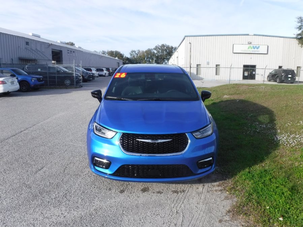 Blue Chrysler Pacifica image number 3