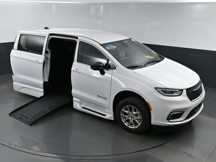 New 2025 Chrysler Pacifica Select Safety - BraunAbility Side Entry Entry Fold Out Automatic Ramp