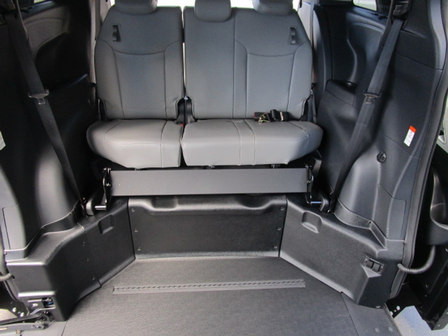 New 2026 Toyota Sienna Hybrid XLE Base - BraunAbility Side Entry Entry Fold Out Automatic Ramp